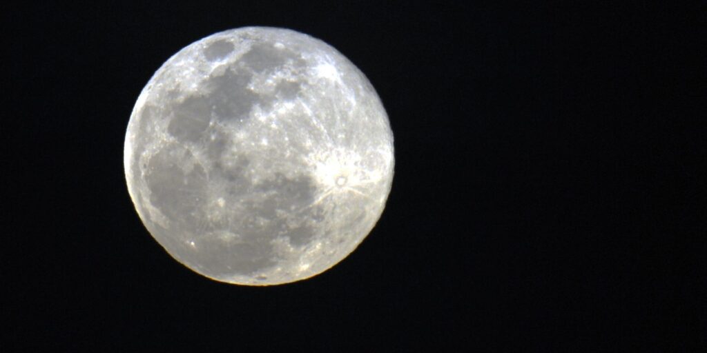 segunda-superlua-do-ano-podera-ser-vista-no-brasil-por-3-dias