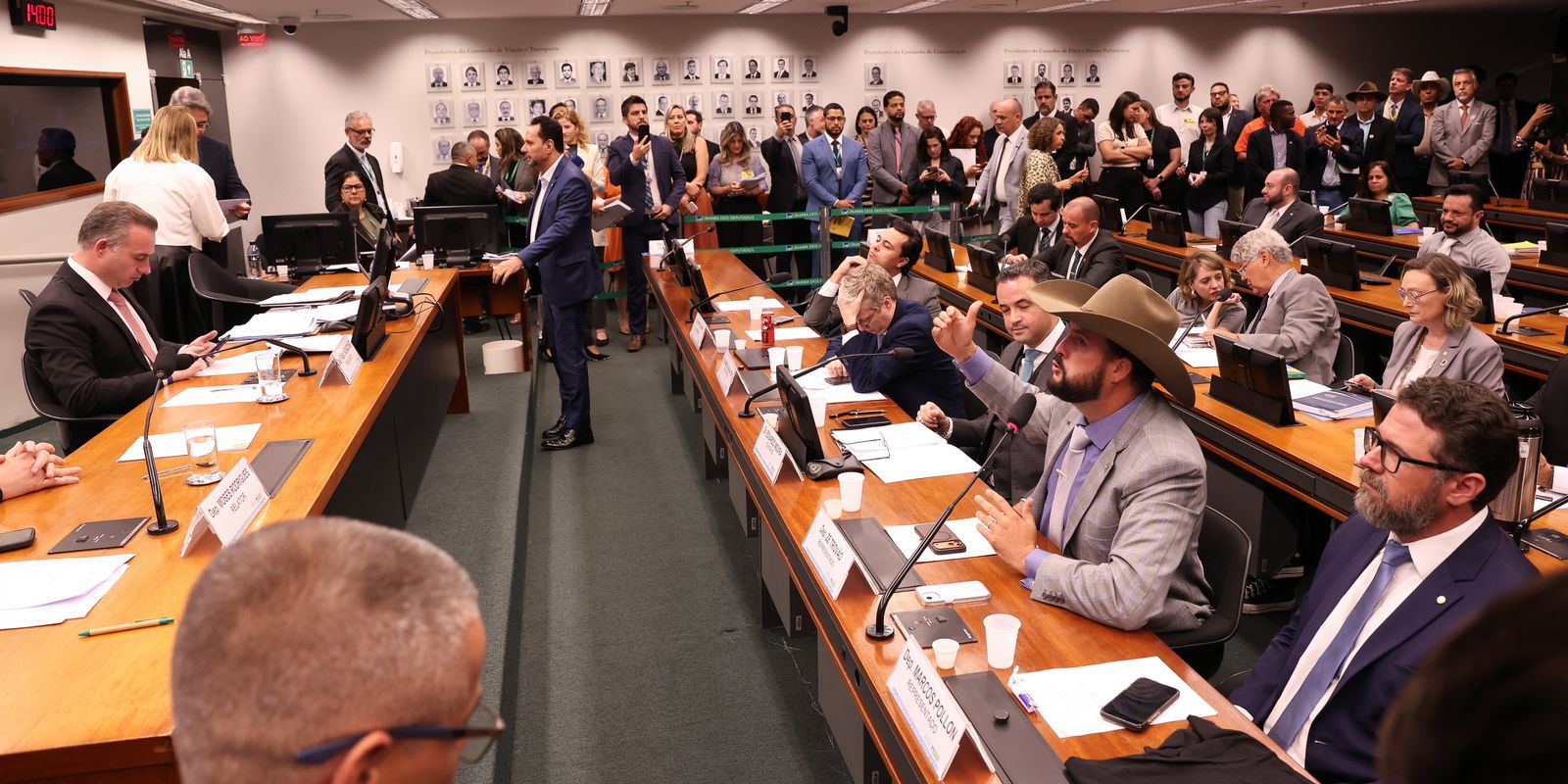 conselho-de-etica-suspende-tres-deputados-por-motim-na-camara