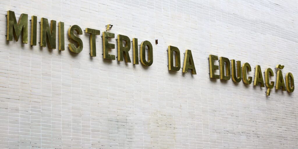 metade-dos-professores-formados-em-ead-tem-desempenho-insuficiente