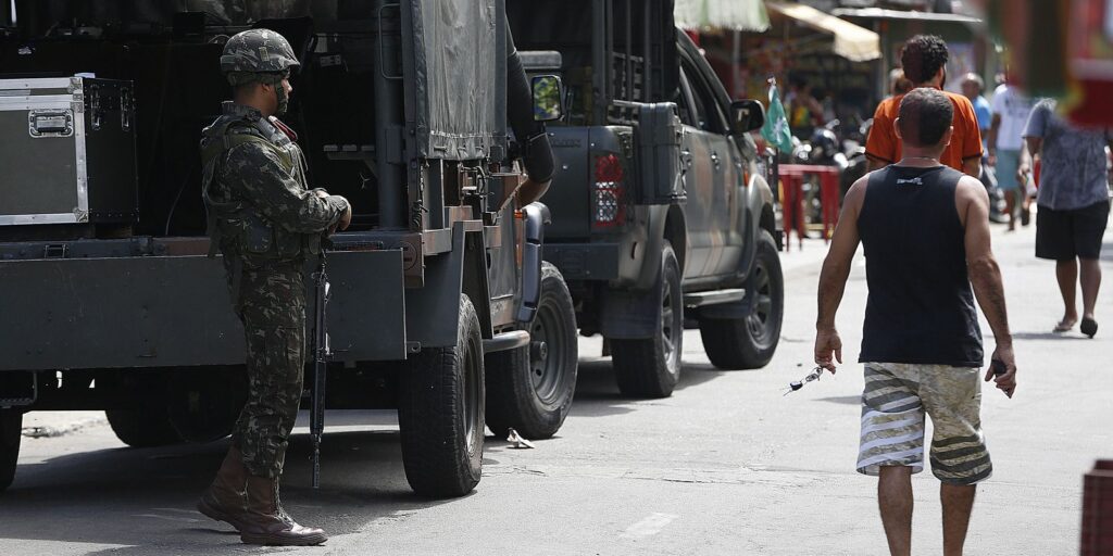 policia-faz-acao-para-cumprir-56-mandados-de-prisao-na-mare,-no-rio