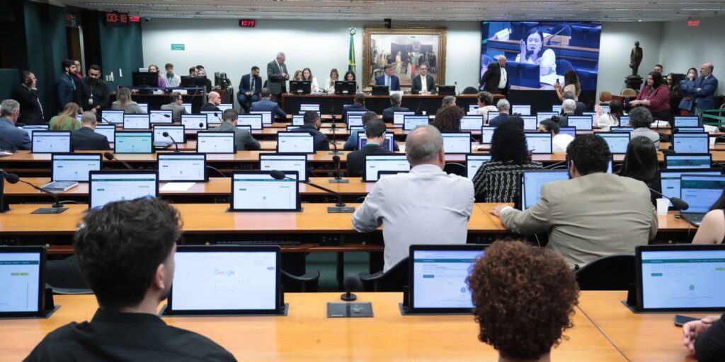 comissao-da-camara-aprova-reducao-da-maioridade-penal-para-16-anos