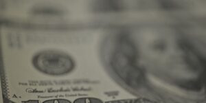 dolar-recua,-bolsa-cai-e-petroleo-dispara-com-tensao-no-oriente-medio