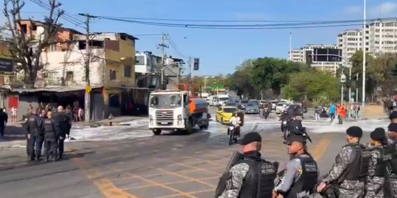 manifestacoes-contra-acao-da-policia-bloqueiam-vias-do-rio
