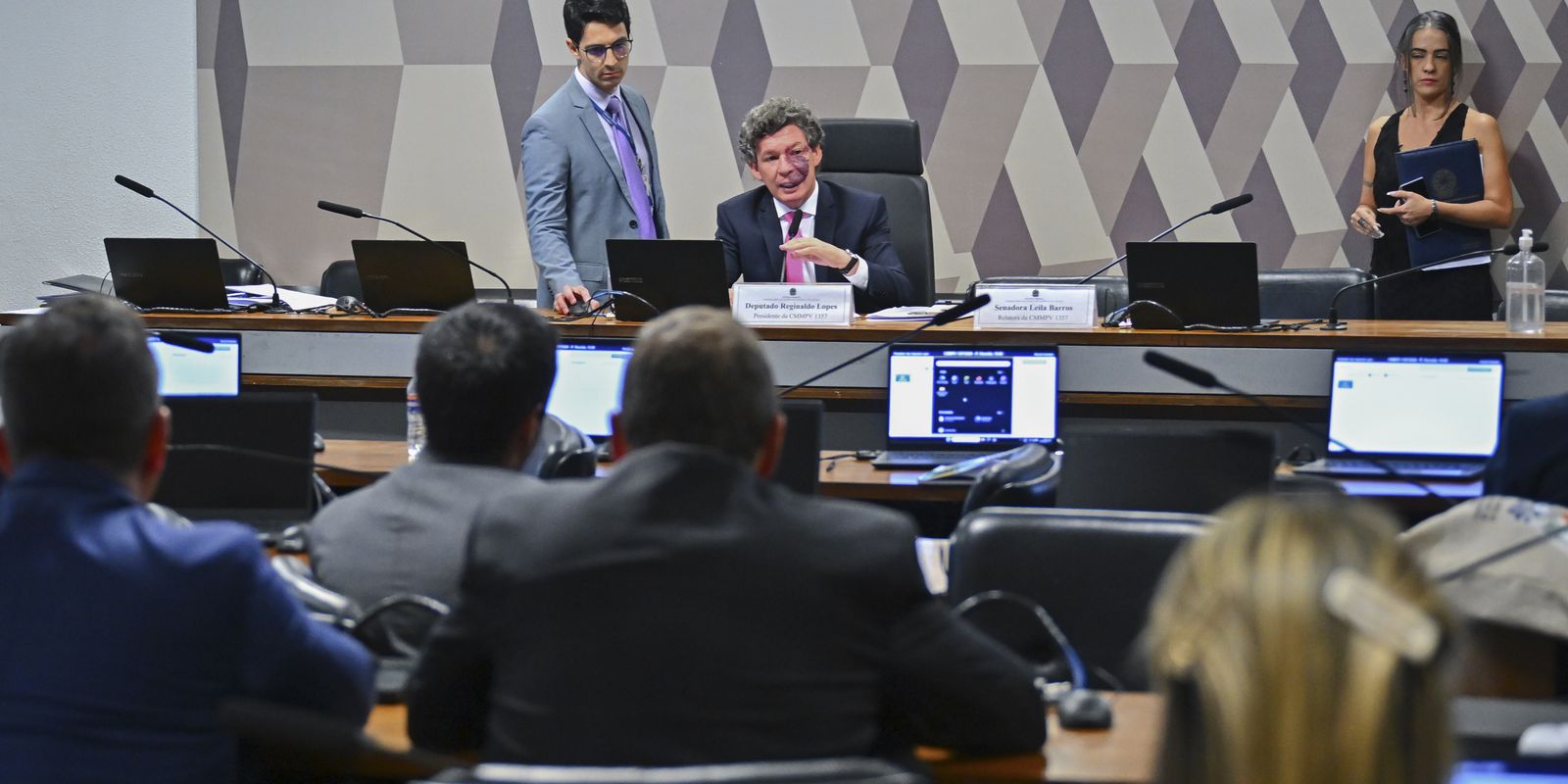 ajustes-no-texto-adiam-votacao-da-mp-da-“taxa-das-blusinhas”