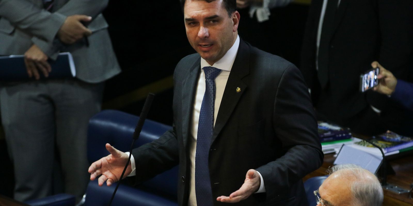 defesa-de-flavio-bolsonaro-tentou-levar-caso-dark-horse-a-mendonca