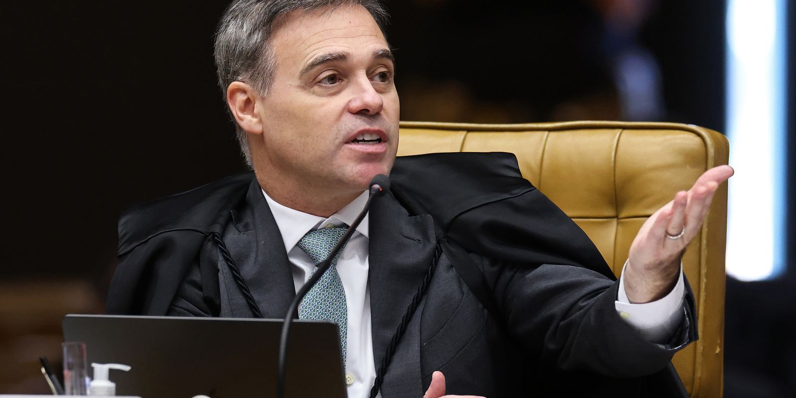 mendonca-acompanha-fachin-e-vota-por-julgamento-separado-de-moraes