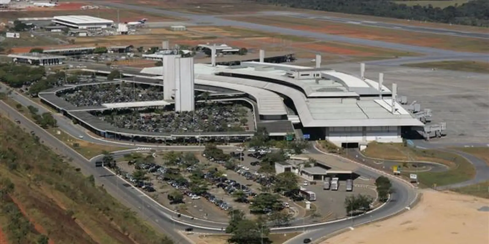 bh:-aeroporto-de-confins-suspende-operacoes-por-problema-na-pista