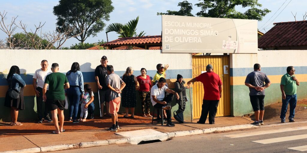 analfabetos-e-ex-alunos-votam-sob-emocao-em-escola-que-ja-foi-curral