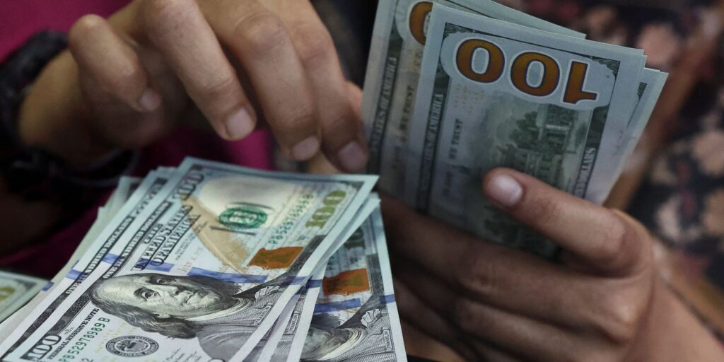 dolar-fecha-abaixo-de-r$-5-pela-primeira-vez-desde-maio