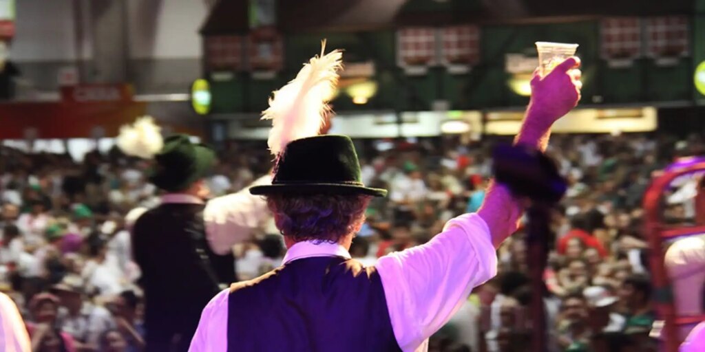 oktoberfest-de-blumenau-reune-atracoes-e-celebra-tradicao-germanica