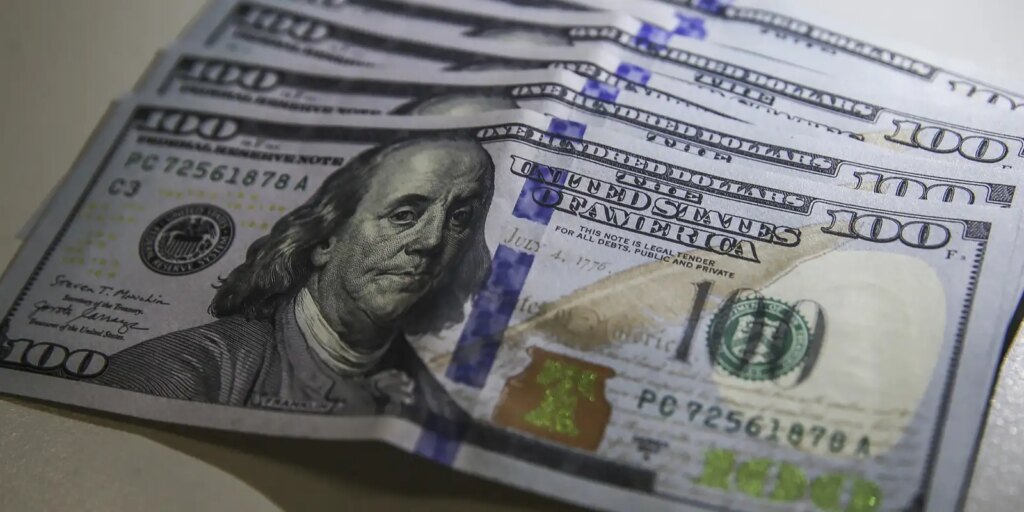 dolar-volta-a-r$-5-com-ambiente-externo-e-ajuste-pos-eleitoral