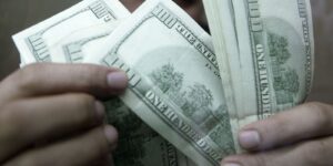 dolar-cai-a-r$-4,98-e-acumula-perda-de-4,44%-na-semana