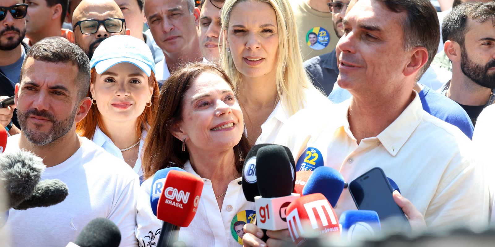 flavio-bolsonaro-faz-ato-no-rio-ao-lado-de-douglas-ruas