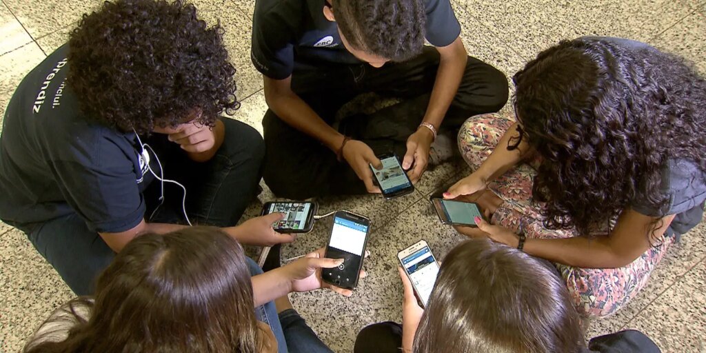 pesquisa-mostra-que-82%-sao-contra-criancas-de-ate-3-anos-com-celular