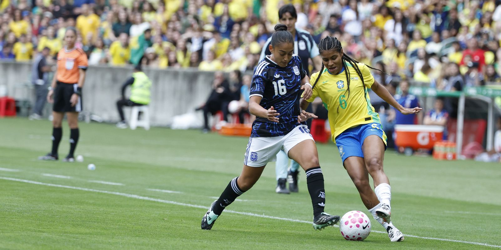 apos-cortes,-selecao-feminina-chega-a-recife-para-encarar-argentina