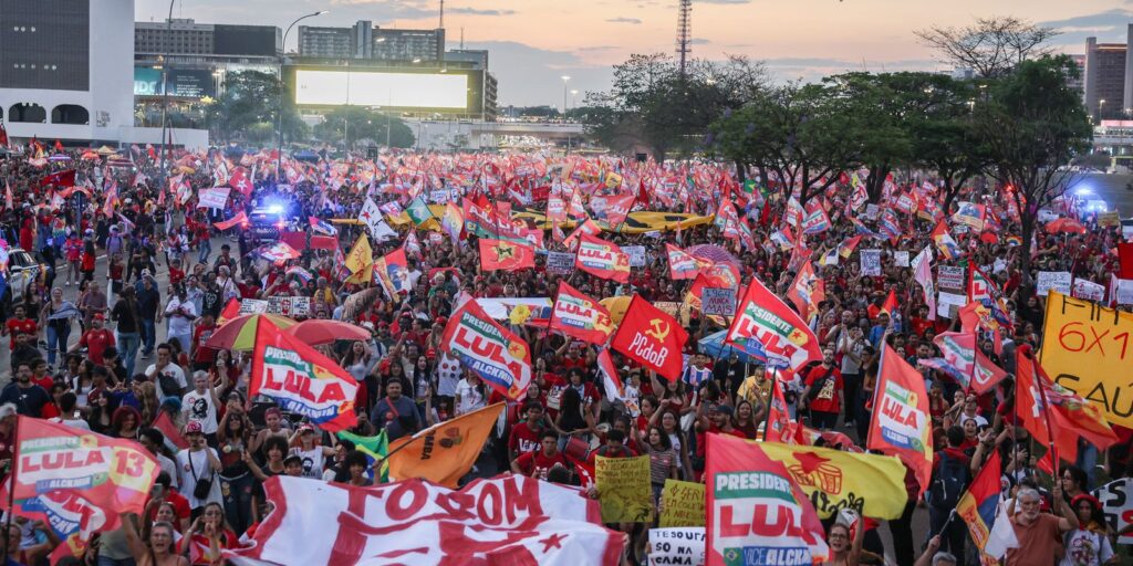 milhares-de-estudantes-tomam-a-esplanada-em-apoio-a-lula
