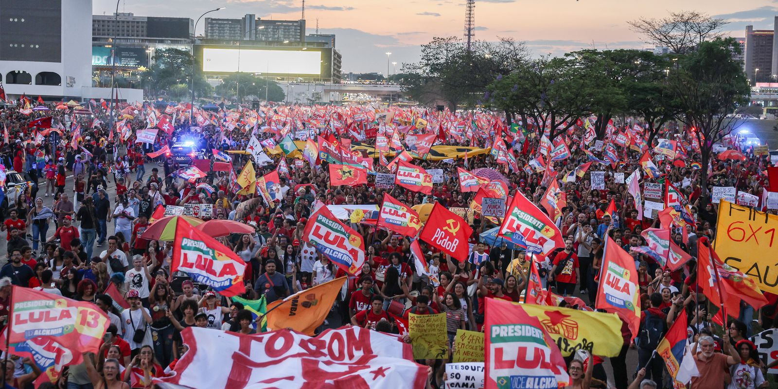 milhares-de-estudantes-tomam-a-esplanada-em-apoio-a-lula