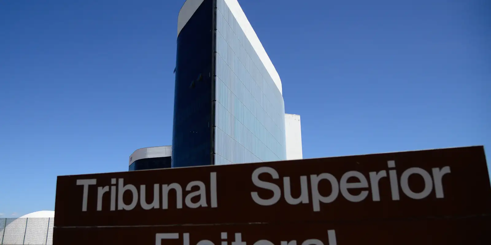 tse-estuda-desativar-canais-politicos-no-whatsapp-48h-antes-da-eleicao