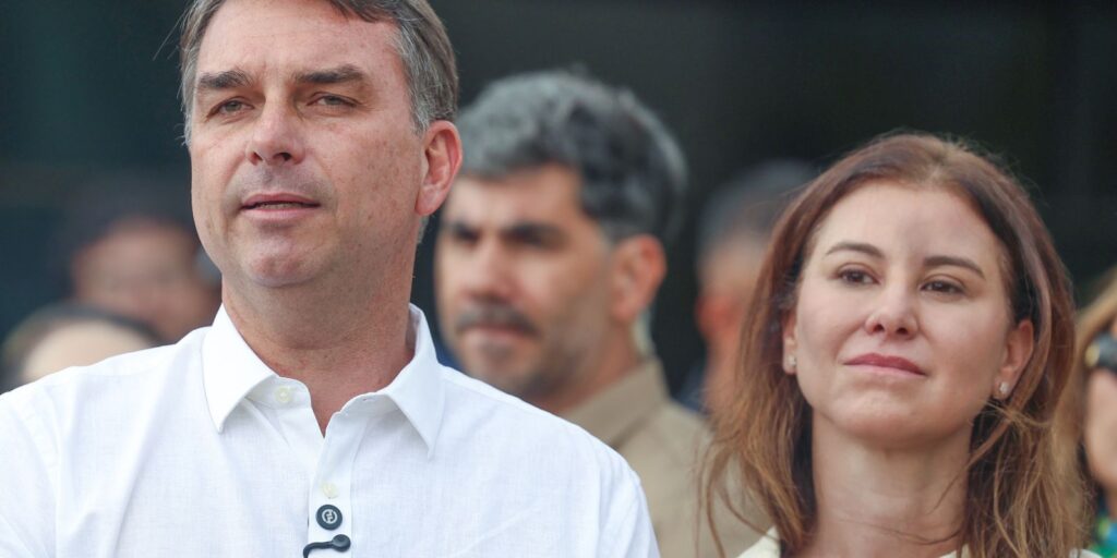 aviao-com-flavio-bolsonaro-e-familia-segue-para-miami