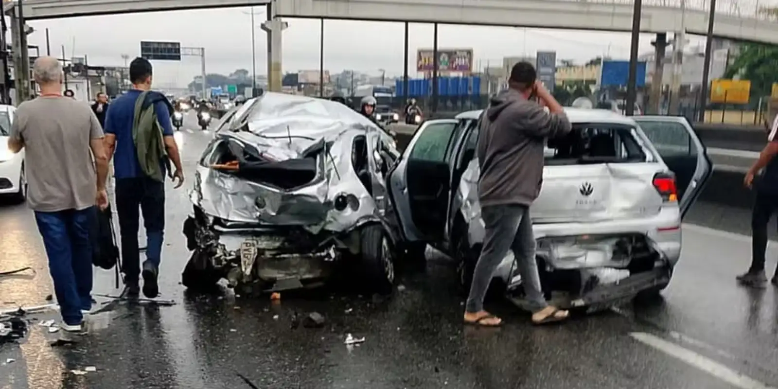 motorista-infarta-e-engavetamento-de-20-veiculos-deixa-feridos-no-rio