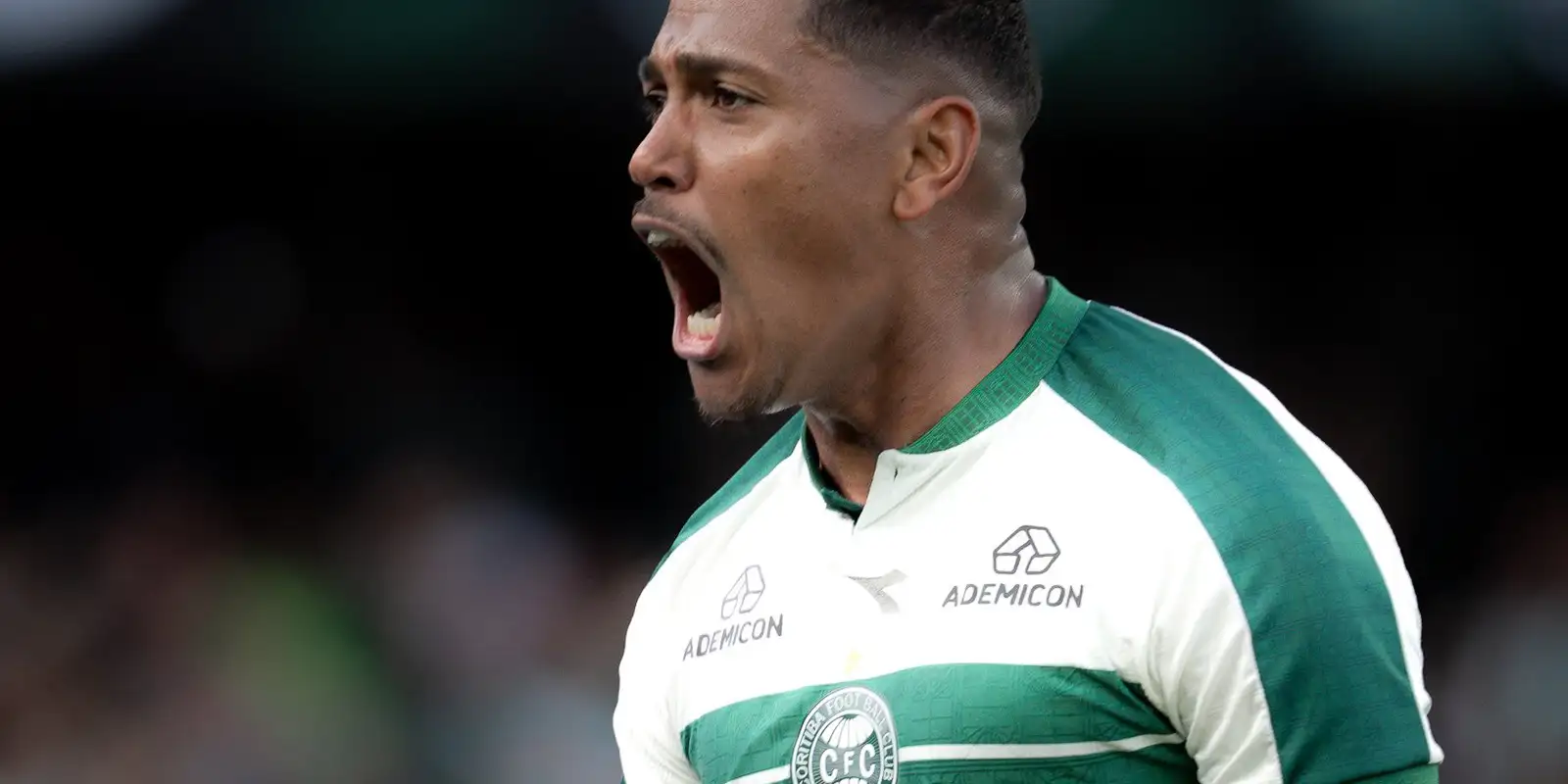 coritiba-derrota-vitoria-e-volta-a-vencer-depois-de-sete-jogos:-2-a-0