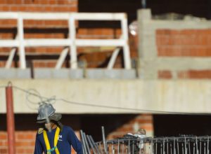 construcao-empregou-2,5-milhoes-e-pagou-media-de-2,1-salarios-minimos