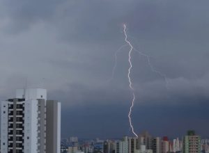 inmet-emite-alerta-laranja-com-perigo-de-chuvas-intensas-em-sp-e-pr