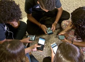 pesquisa-mostra-que-82%-sao-contra-criancas-de-ate-3-anos-com-celular