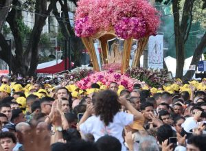 cirio-de-nazare:-milhares-de-devotos-visitam-imagem-de-nossa-senhora