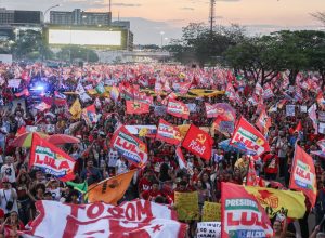 milhares-de-estudantes-tomam-a-esplanada-em-apoio-a-lula
